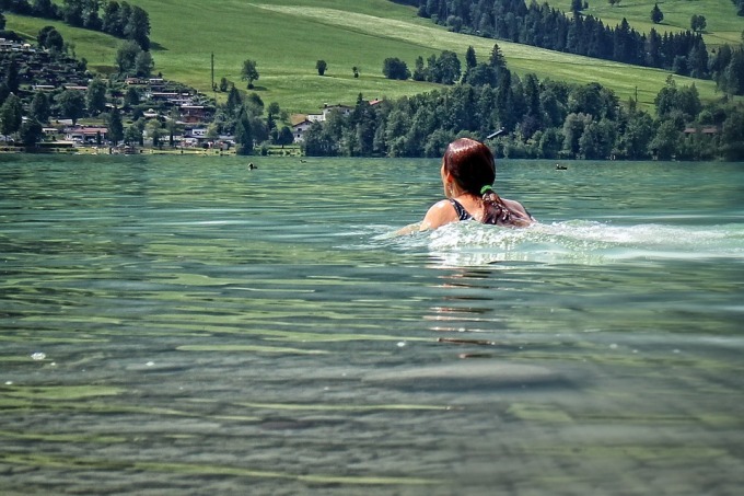 nadar en el lago